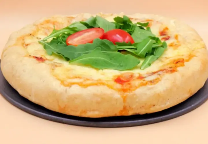 Pizza gourmet co to? Puszyste ciasto, roztopiony ser, świeża rukola i pomidorki. Prawdziwa uczta dla podniebienia.