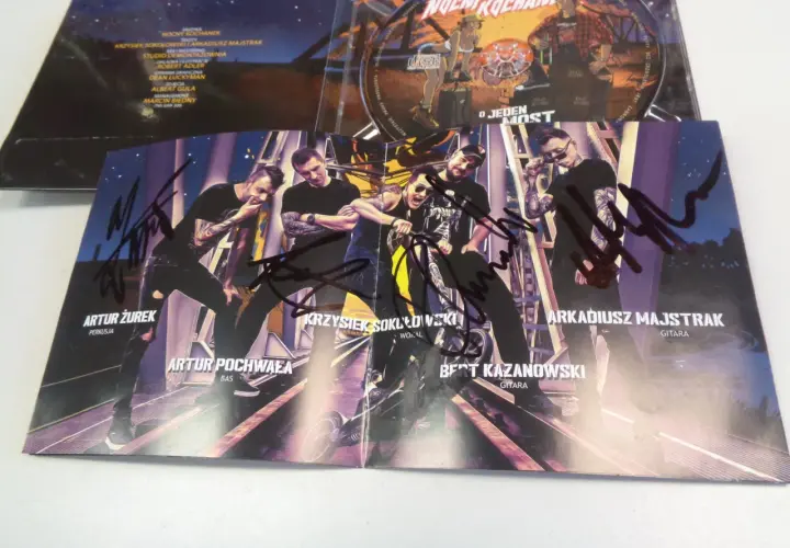 Autografy członków zespołu Nocny Kochanek na okładce płyty.