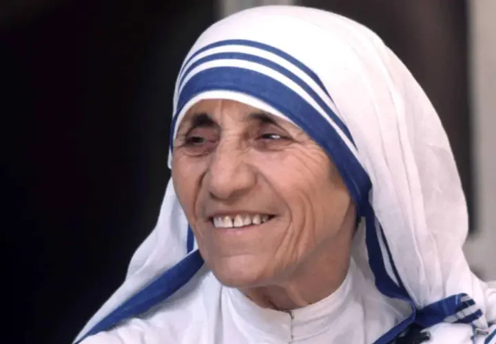 Porträt von Mutter Teresa, deren Leben und Wirken von tiefer Nächstenliebe und dem biblischen Auftrag zeugen.
