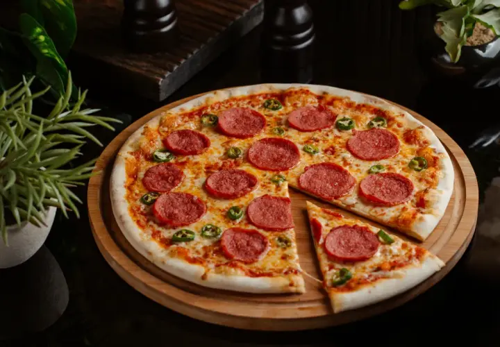 Pizza z salami: jakie dodatki pokochasz? Sprawdź nasze propozycje