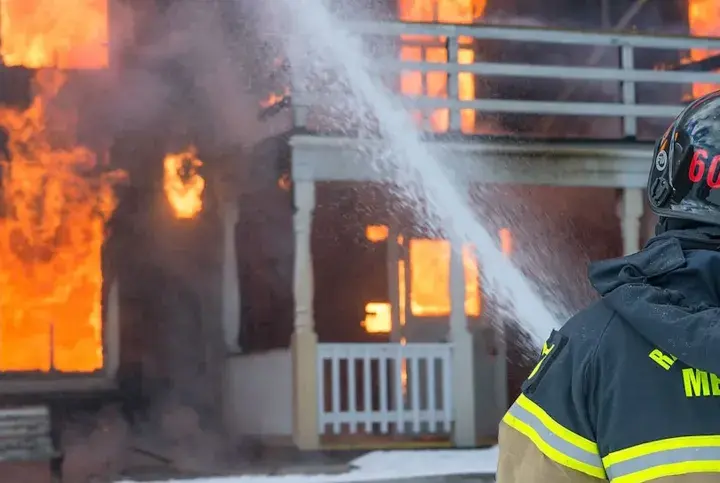 Strażak w hełmie z numerem 601 walczy z płomieniami. Słychać **call for fire** - syreny alarmowe wzywają do akcji.