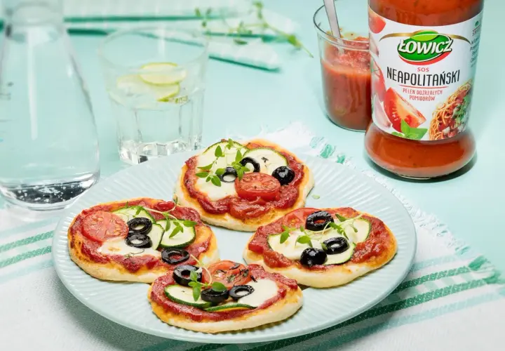 Pizzerinki z ciasta do pizzy, z sosem neapolitańskim Łowicz, mozzarellą, cukinią, oliwkami i pomidorkami.