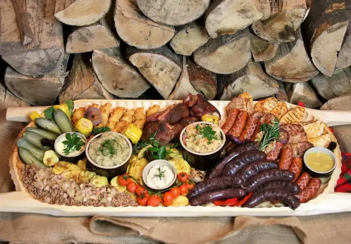Bogata deska mięs i dodatków, idealna na góralskie przyjęcie. Sprawdź borowa chata menu cennik.