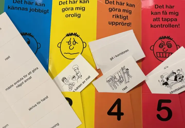 Kort med text och bilder om stress. En del kort har illustrationer av personer med yvigt hår.