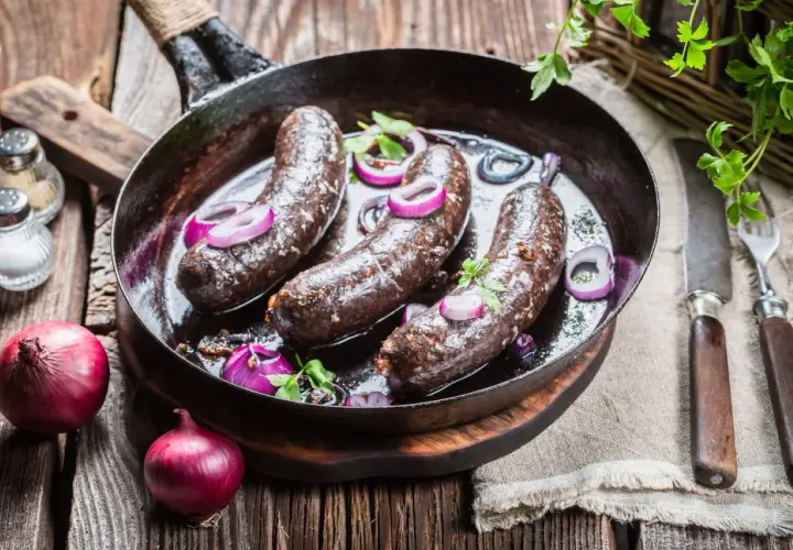 Boudin noir poêlé avec oignons rouges. Astuce pour comment cuire le boudin noir sans qu'il éclate : le piquer légèrement avant cuisson.