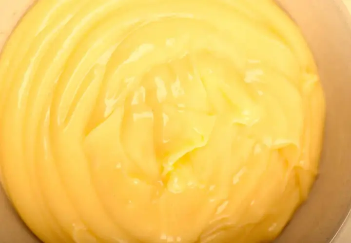 Crema pasticcera liscia e vellutata, pronta per farcire dolci deliziosi, preparata con il Bimby.