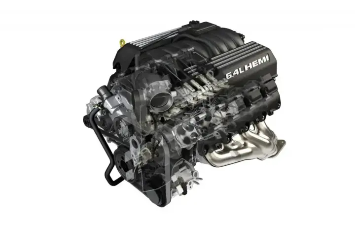 Przekrój silnika 6.4L HEMI z widocznymi elementami wewnętrznymi, takimi jak zawory i układ paliwowy.
