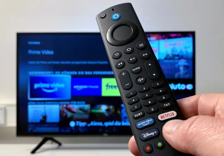 Fernbedienung für Fire TV mit Prime Video, Netflix und Disney+ Apps auf dem Bildschirm.