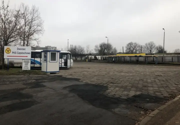 Pusta pętla autobusowa PKS Częstochowa z kilkoma autobusami i wiatami.