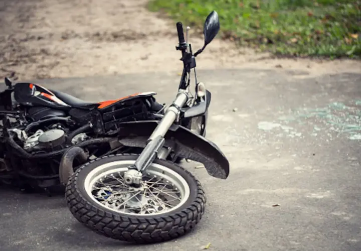 Una moto accidentada y tirada en el suelo. Parece que alguien intentó como desahogar una moto, pero el resultado fue este.