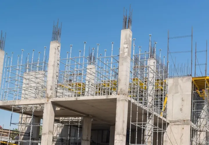 Budowa betonowego stropu z rusztowaniami i zbrojeniem.