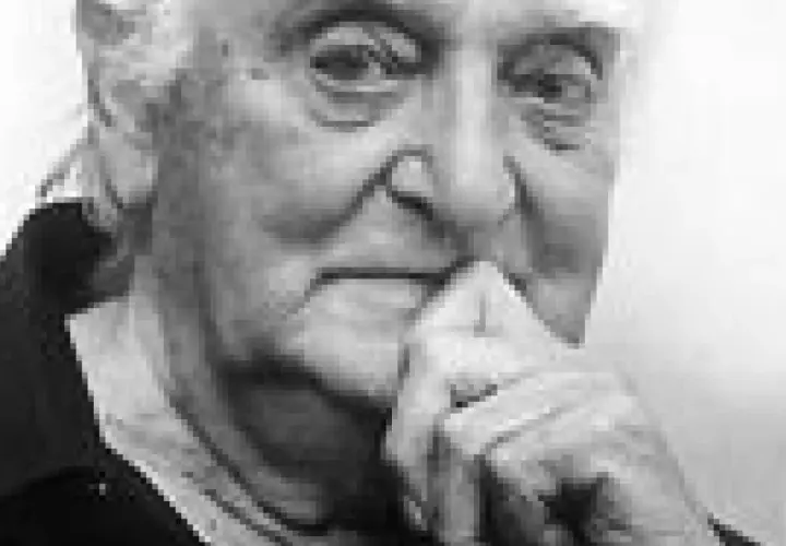 Portret starszego mężczyzny, Edwarda Hartwiga, z dłonią przy ustach, w czarno-białej tonacji.