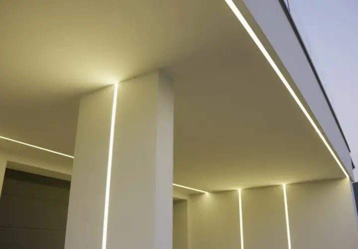 Nowoczesny profil led do elewacji podkreśla architekturę domu, tworząc subtelne linie światła.