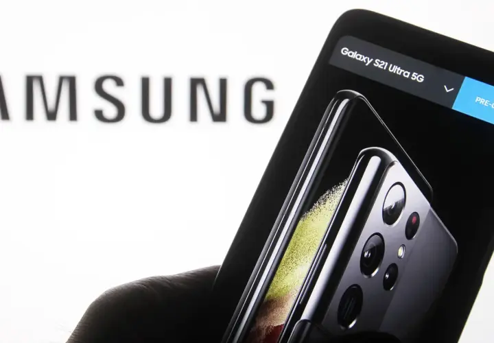 Samsung Galaxy S21 Ultra 5G mit Fokus auf die Kamera. Überlegung, 5G ausschalten Samsung für Akkulaufzeit.