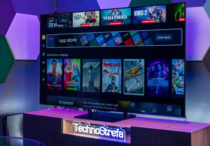 Telewizor z systemem VIDAA, na którym widać aplikacje streamingowe i filmy. To pokazuje, hisense co to za firma oferuje nowoczesne rozwiązania.