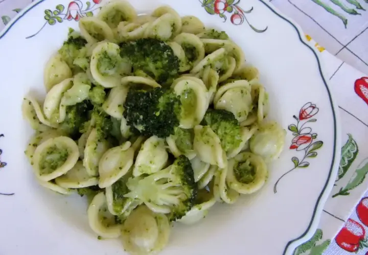 Makaron orecchiette z brokułami w sosie pesto. Proste i pyszne danie, które świetnie smakuje samo lub z dodatkiem parmezanu.
