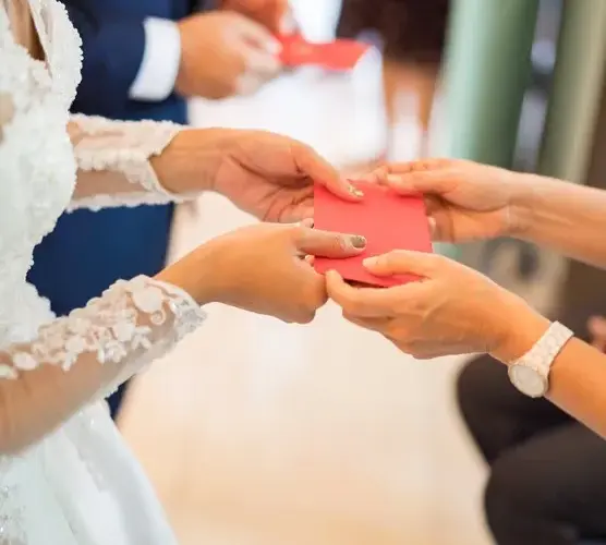 Ile chrzestni dają na wesele? Odkryj standardowe kwoty prezentów