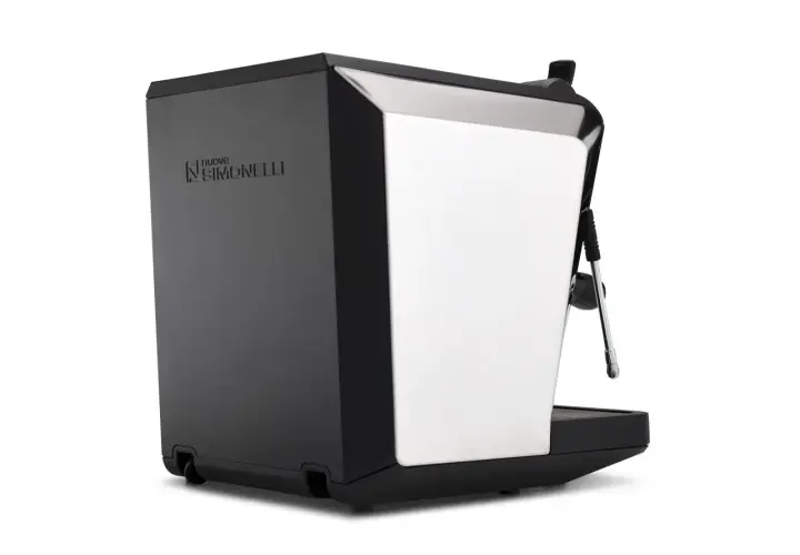 Elegancki ekspres do kawy Nuova Simonelli Oscar II w czarno-białej kolorystyce, z chromowaną dyszą pary.