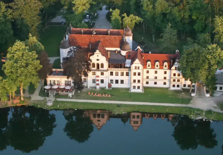 Zamek Rycerski Podewils w Krągu: Historia, luksus i atrakcje hotelowe