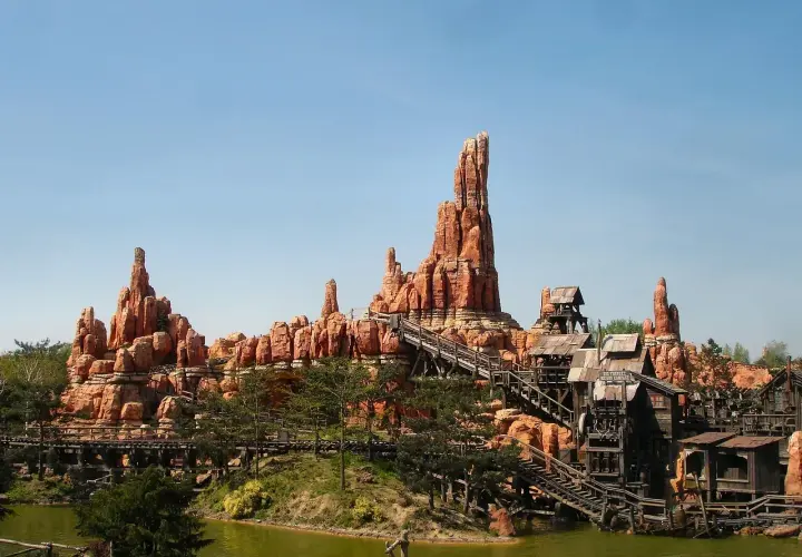 Wielka Góra w Disneylandzie, idealne miejsce na przygodę. Zastanawiasz się, ile kosztuje bilet do Disneylandu, by tu dotrzeć?