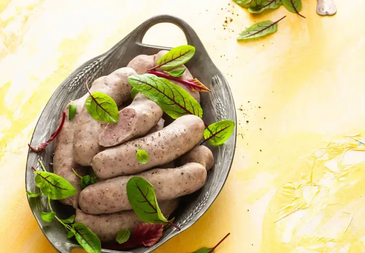 Jak upiec białą kiełbasę? Domowy smak bez wysiłku - prosty przepis