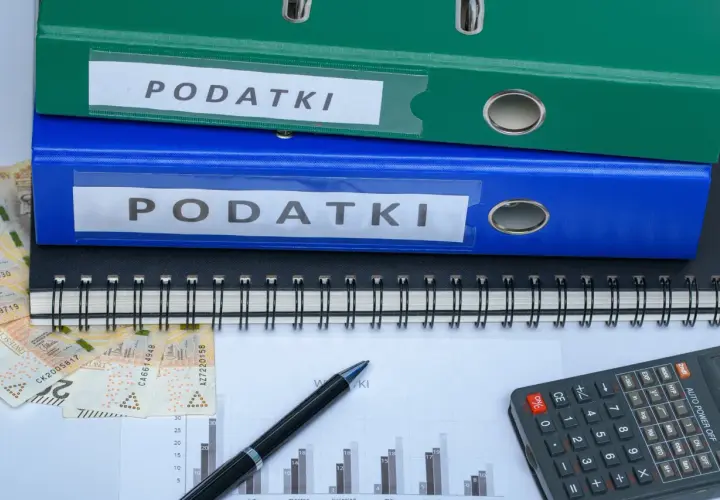 Dwa segregator "Podatki", pieniądze, kalkulator i wykresy. Planowanie przychodu i wydatków.