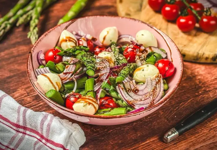 Ein frischer Spargelsalat mit Mozzarella, Tomaten und roten Zwiebeln, perfekt für ein leichtes Mittagessen. Dieses Spargelsalat Rezept ist ein Genuss!
