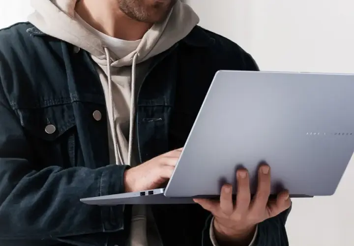 Jaki laptop dla ucznia w 2026? Wybierz mądrze! Poradnik dla rodziców