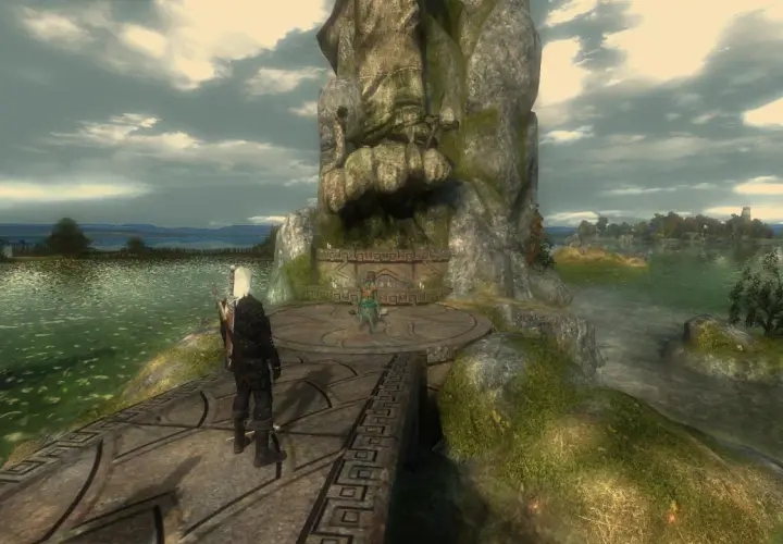 Geralt na platformie przed kamienną rzeźbą, w tle jezioro i miasto. Wygląda jak z ulepszeń do Wiedźmin 1.