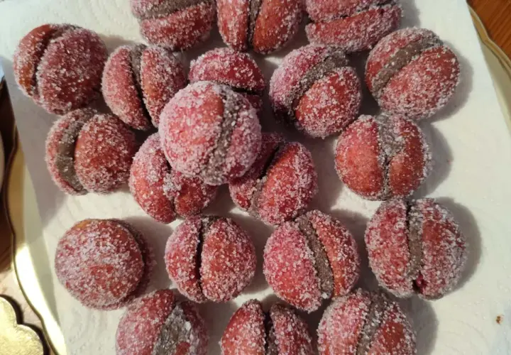 Dolci pesche di prato, ricoperte di zucchero scintillante, pronte per essere gustate.