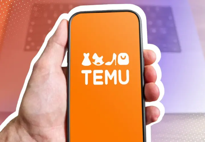 Hand hält Smartphone mit Temu-App. Die App zeigt Modeartikel und den Schriftzug "TEMU". Möglicherweise geht es um den Temu Zoll.