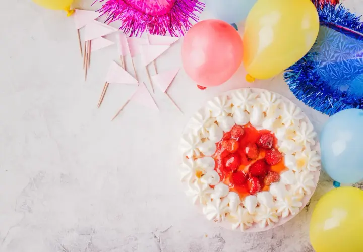 Torta fragole e panna, palloncini colorati e festoni: tutto pronto per un invito compleanno indimenticabile!