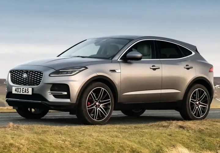 Un Jaguar E-Pace plateado, listo para la aventura. Las opiniones sobre este SUV compacto son muy positivas.