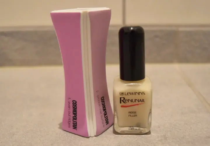 Nagelvårdsset med fil och ridge filler. Den rosa filen jämnar ut och slätar ut naglarna, medan flaskan med "Renunail Ridge Filler" är bäst i test för att ge en jämn yta.