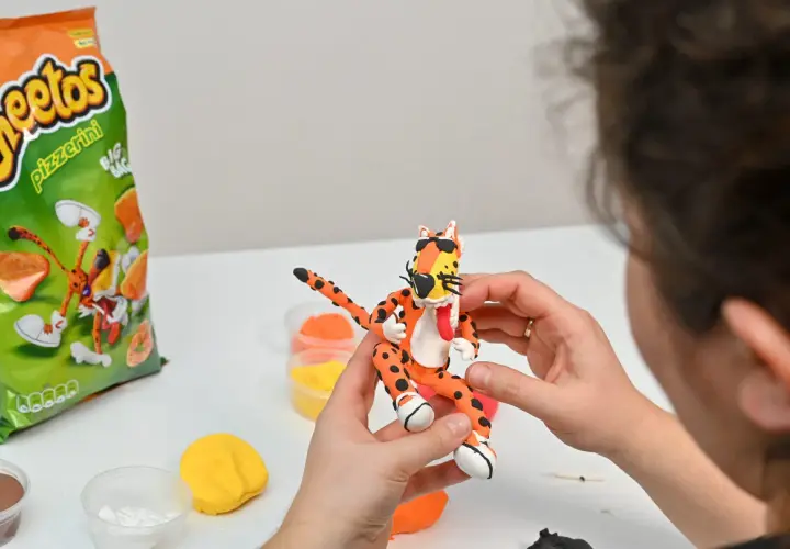Zabawa z masą plastyczną to świetny pomysł, w co się bawić z dziećmi. Tworzenie postaci z Cheetosów to frajda!