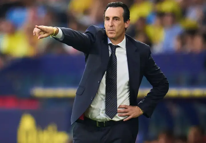 Unai Emery, **aston villa trener**, wskazuje kierunek gry.