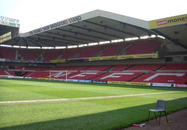 Puste trybuny stadionu Nottingham Forest, z widocznym napisem "The Money Shop Bridgford Stand".