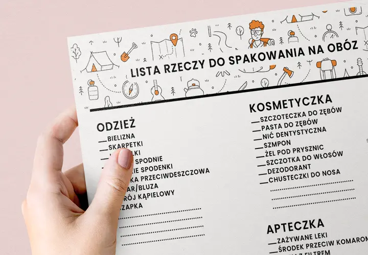 Dłoń trzyma listę rzeczy do spakowania na obóz z rysunkami namiotu, mapy i plecaka.
