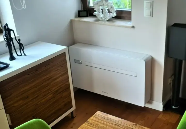 Nowoczesny klimatyzator bez jednostki zewnętrznej, dyskretnie wkomponowany w eleganckie wnętrze.