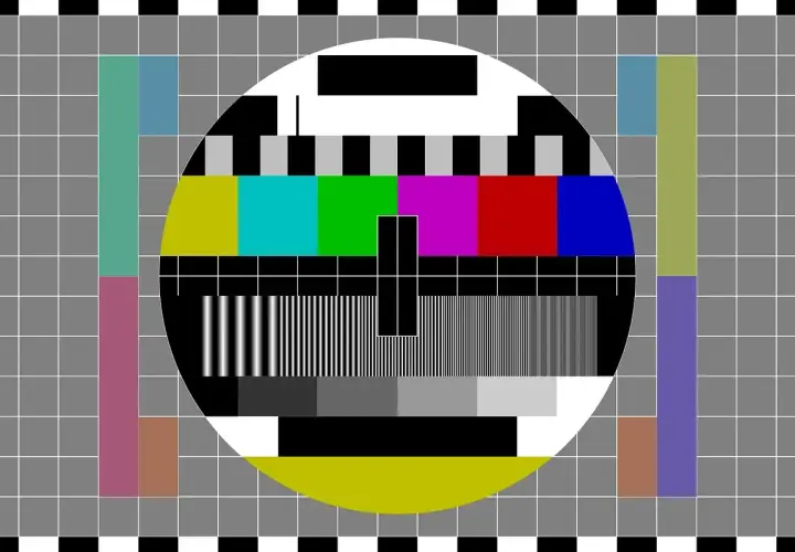Testowy obrazek telewizyjny z kolorowymi paskami i siatką. Pomocny, gdy zastanawiasz się, jak sprawdzić antenę TV.
