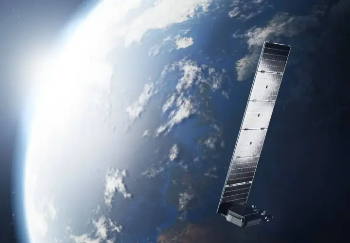 Satelity Starlink na tle Ziemi, z widocznym jasnym blaskiem Słońca.