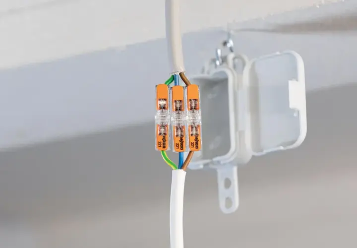 Złączki Wago 221 jak stosować: szybkie i bezpieczne połączenie przewodów elektrycznych w puszce.