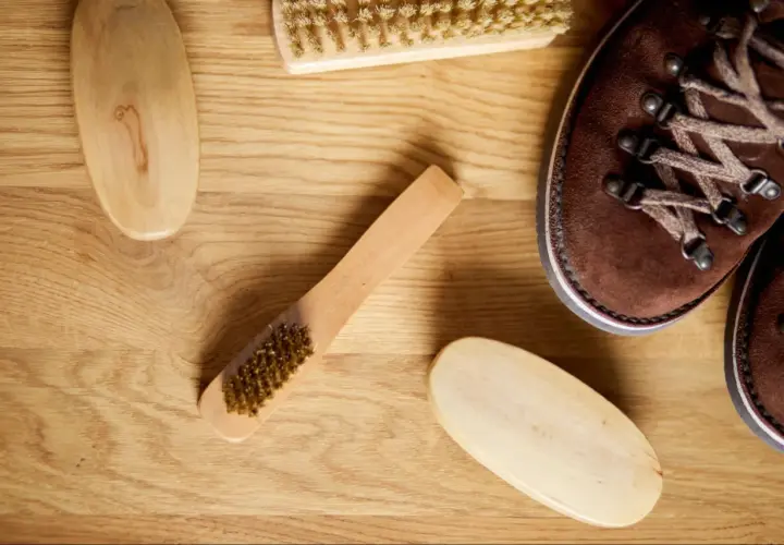 Cepillos y zapato de ante marrón listos para aprender como limpiar zapatos de ante.