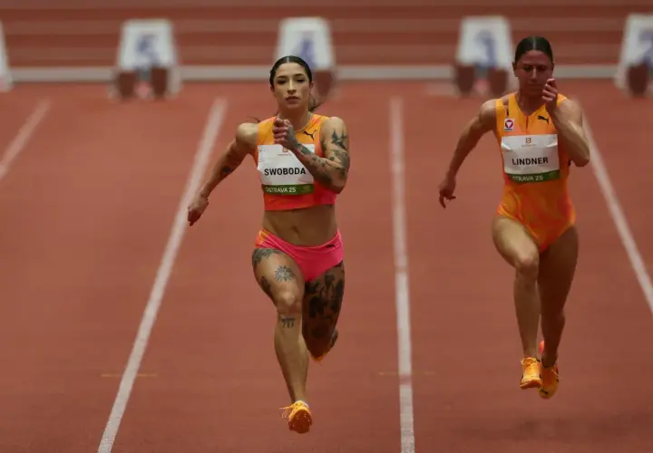 Ewa Swoboda biegnie po rekord na 100 m. Widać jej tatuaże i skupienie na twarzy.