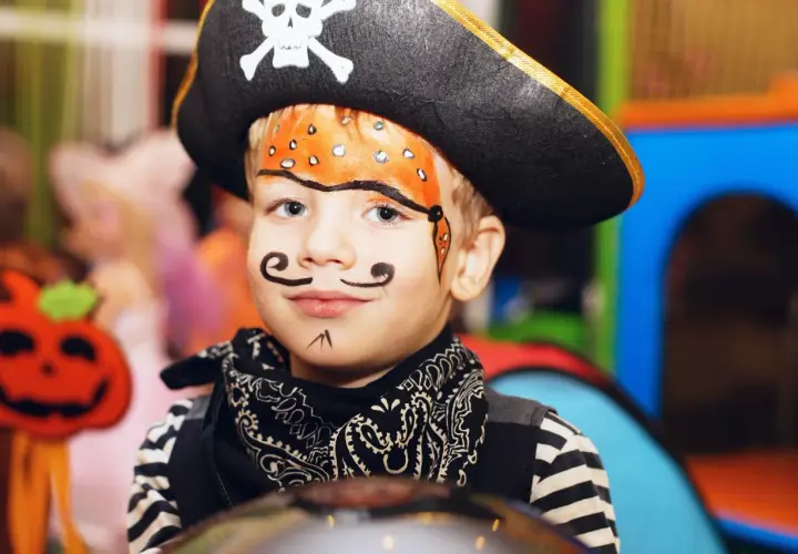 Kleiner Seeräuber mit Piratenhut und einem tollen **Piratenbart schminken**-Gesicht.