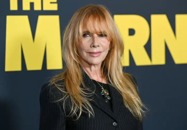 Rosanna Arquette, znana z wielu filmów, na tle żółtego napisu.