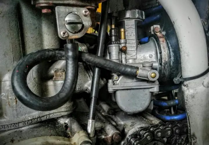Czyszczenie gaźnika bez rozbierania motocykla. Widoczny gaźnik Keihin, przewody paliwowe i fragment silnika.