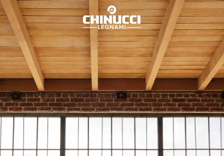 Controsoffitto in legno fai da te con travi a vista e perlinato chiaro. Un tocco rustico e moderno.