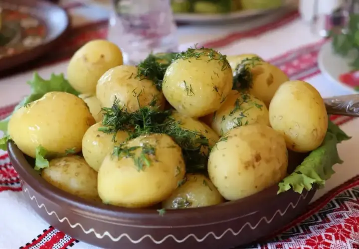 Gotujesz obiad? Oto 50 pomysłów na obiad, zaczynając od tych pysznych, młodych ziemniaczków z koperkiem.