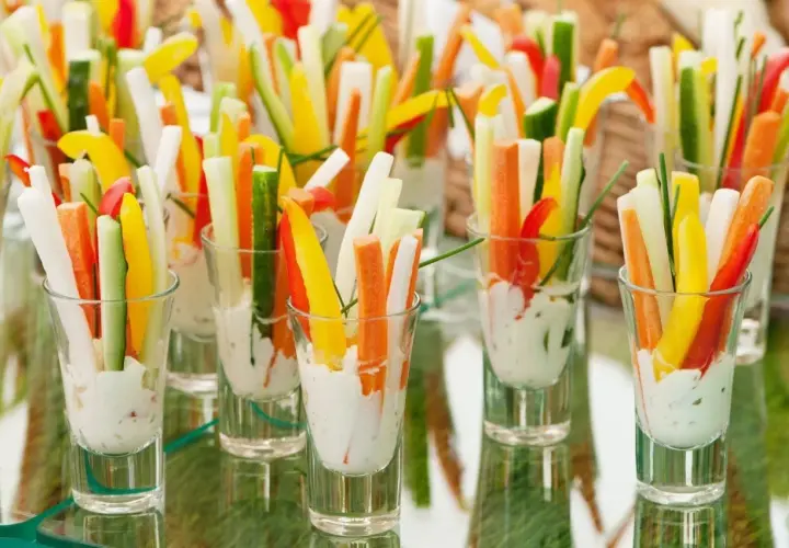Kolorowe warzywa pokrojone w słupki, podane w kieliszkach z dipem. Idealne finger food opakowania na przyjęcie.